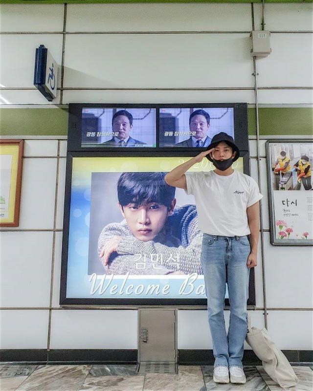 性感boss金玟锡令女性粉丝们拜倒在他的"巧克力腹肌"下