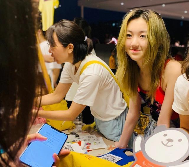 李嫣|嘴唇已经修复如初？李亚鹏父女七夕参加义卖，李嫣歪头杀似王菲！