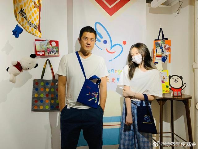李嫣|嘴唇已经修复如初？李亚鹏父女七夕参加义卖，李嫣歪头杀似王菲！
