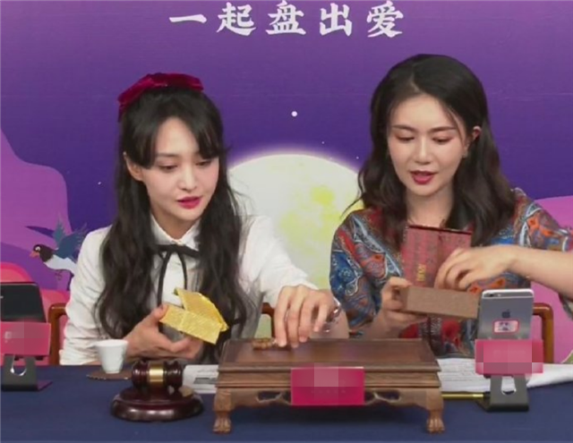 郑爽|郑爽发飙后再次带货直播，这次没有看不顺眼，一直面带微笑