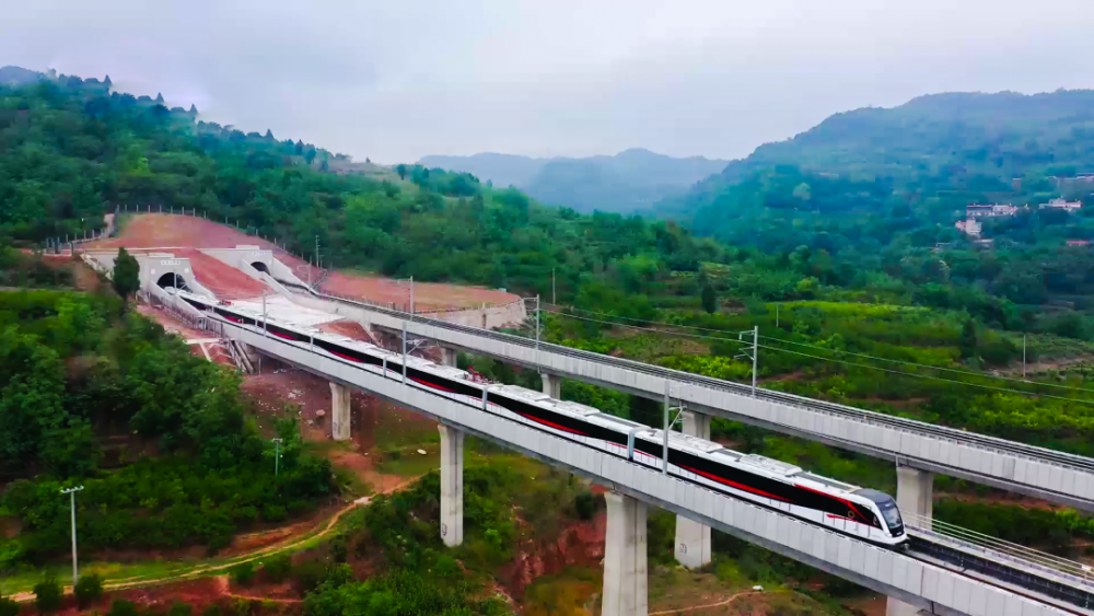 震撼航拍成都轨道18号线穿越龙泉山隧道