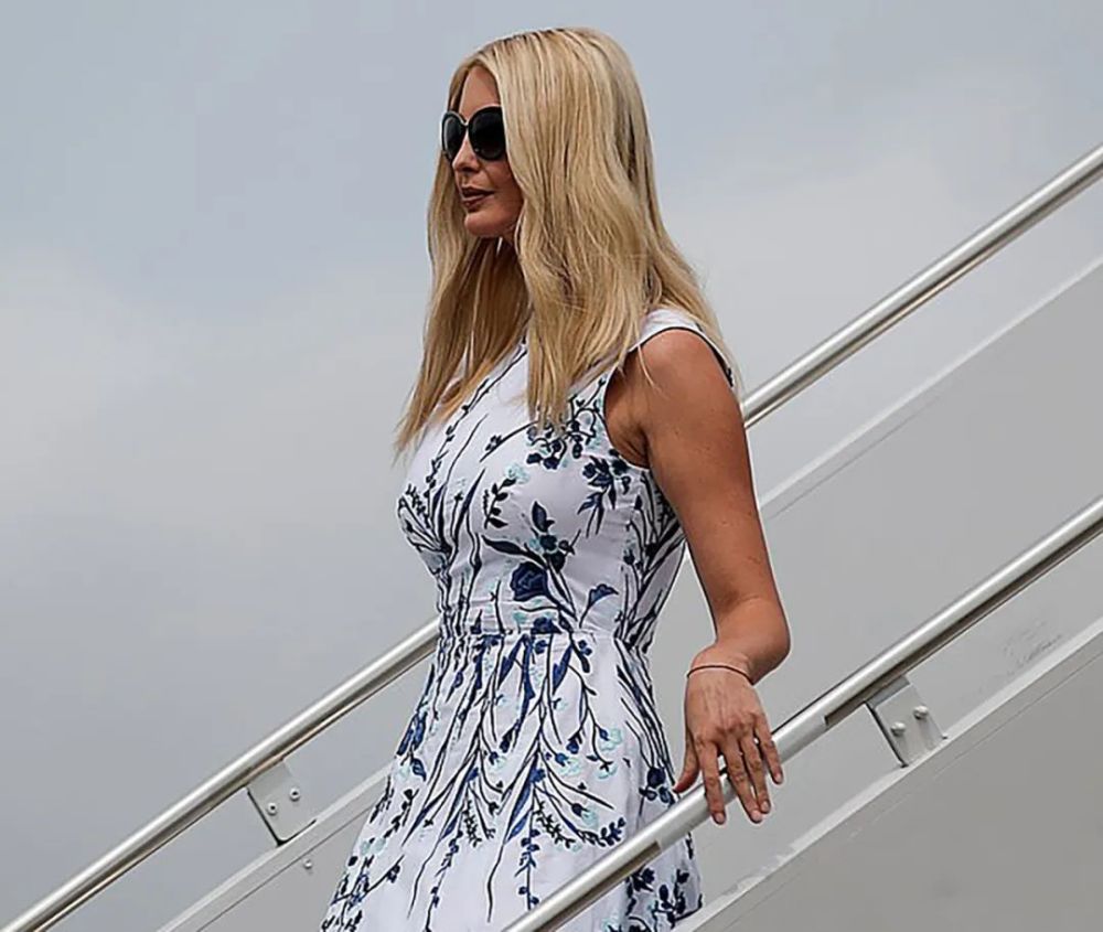 39岁伊万卡后背发福穿无袖遮不住赘肉光两条腿细有什么用