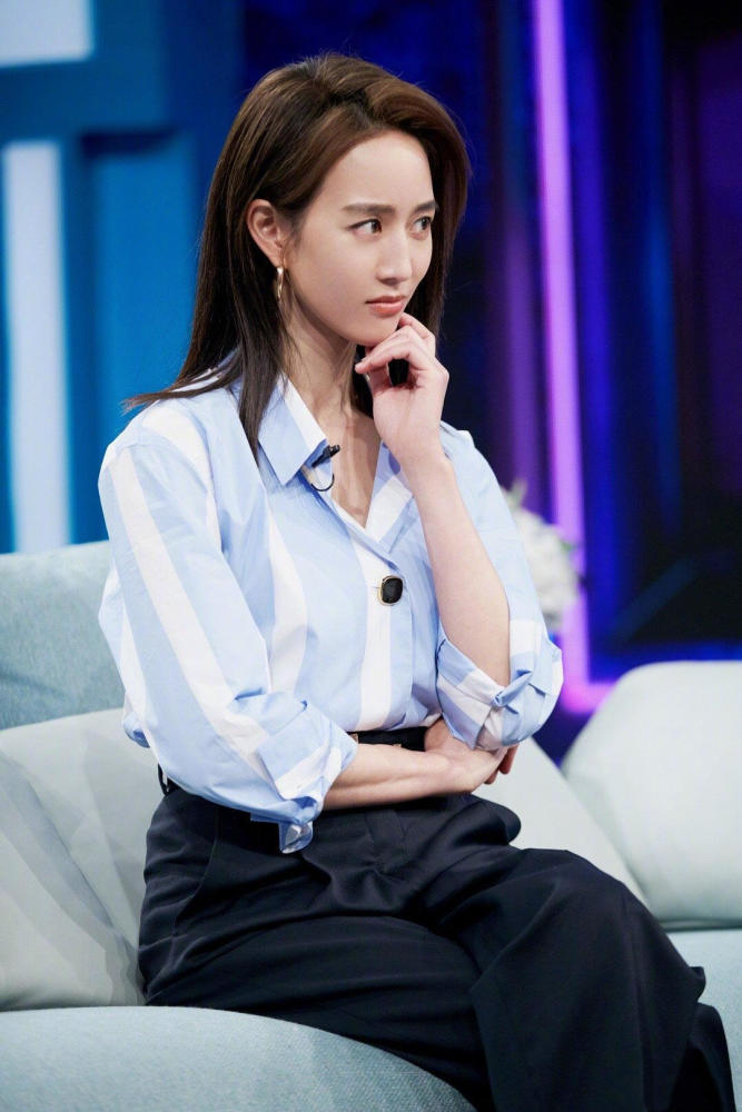 孙莉终于时髦起来,穿条纹衬衫配拼接牛仔裤,172身材太优越_腾讯新闻