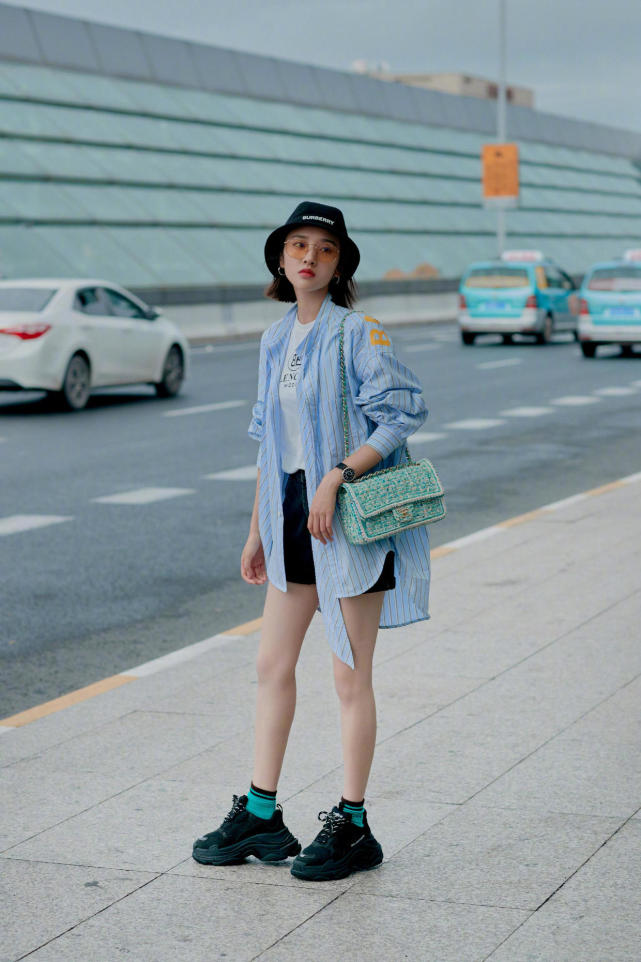 孙莉终于时髦起来,穿条纹衬衫配拼接牛仔裤,172身材太优越