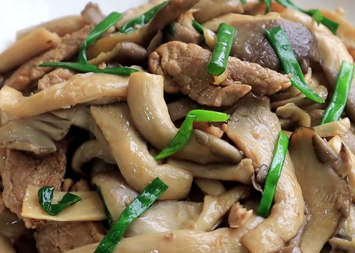分享一款好吃的平菇炒肉片鲜香味美嫩滑入味老少皆宜的美食