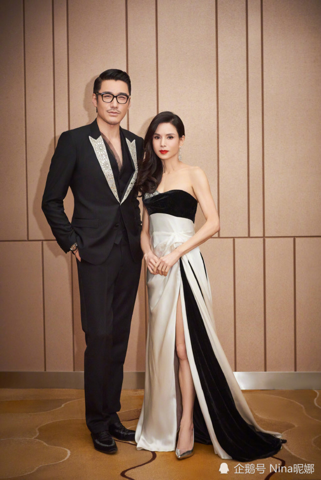 49岁胡兵上央视真时髦,穿真空西装配黑墨镜,189高个帅过小鲜肉