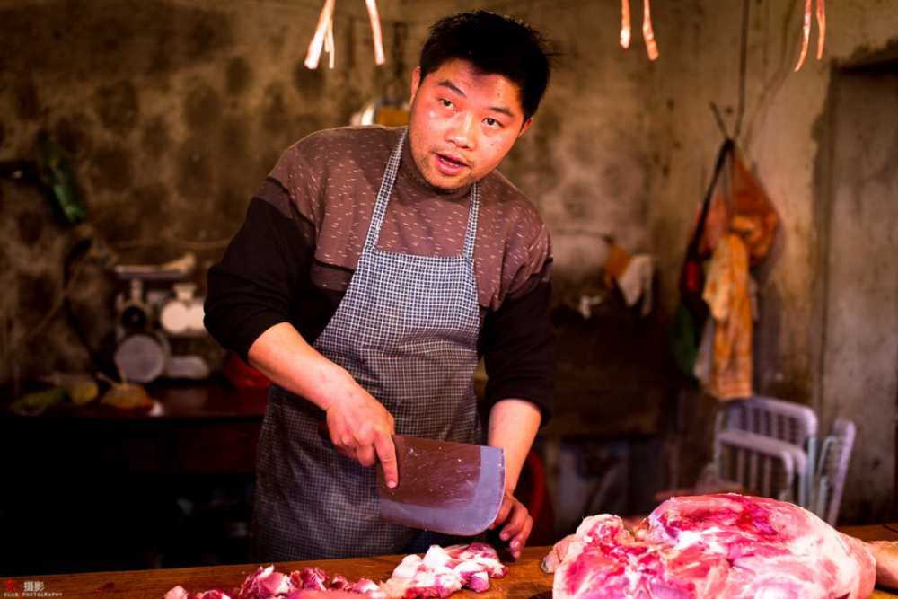 故事屠户卖肉搭骨头小伙灵机一动听我给你讲笑话