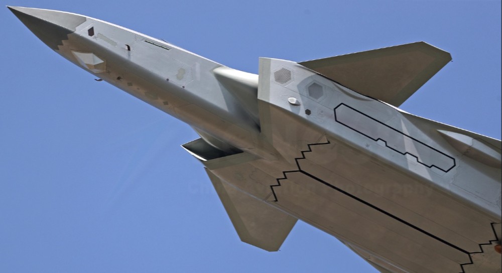 歼20的雷达有多先进?飞行员需要穿防护服,否则容易生病_腾讯新闻