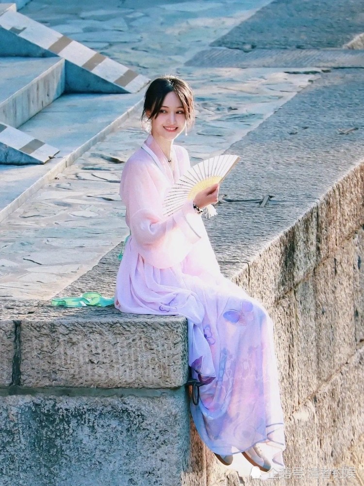 郑爽|郑爽古装太美，穿着粉色长裙的她似画中仙，笑起来太好看了！