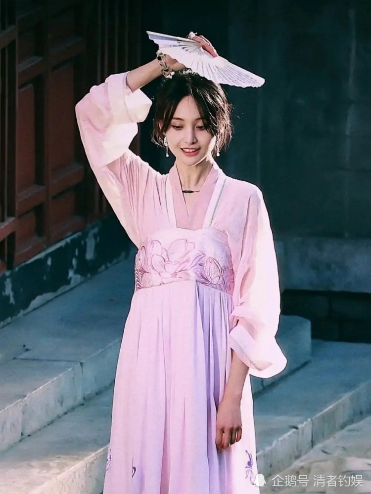 郑爽|郑爽古装太美，穿着粉色长裙的她似画中仙，笑起来太好看了！