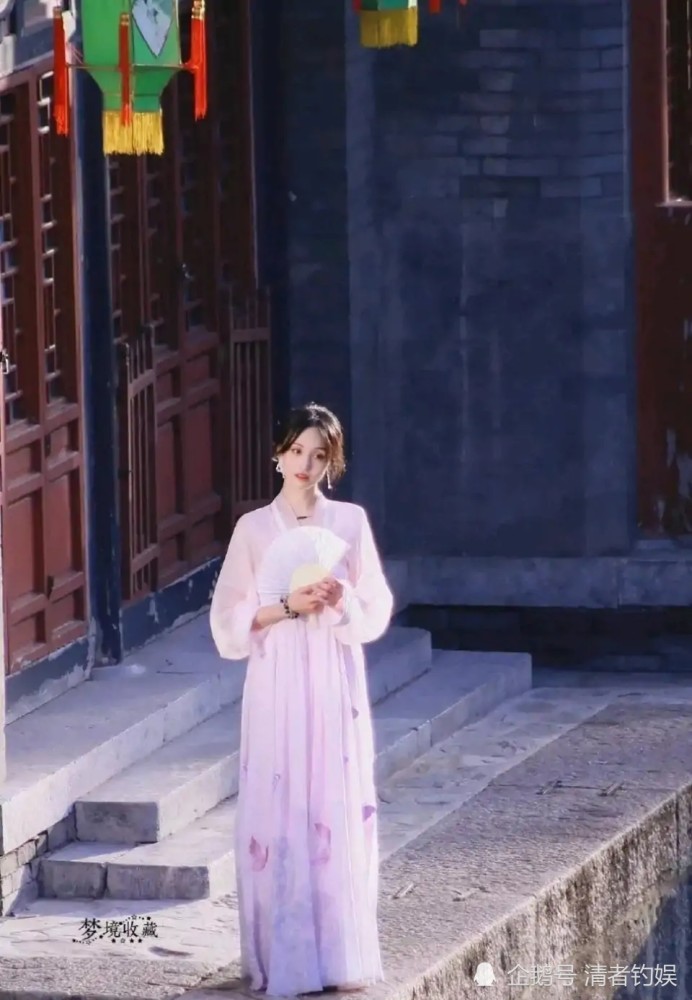 郑爽|郑爽古装太美，穿着粉色长裙的她似画中仙，笑起来太好看了！