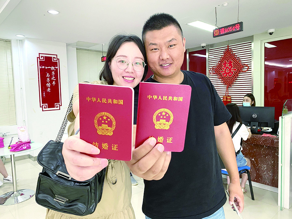 岛城1436对新人七夕领证，浪漫经济激起消费热潮