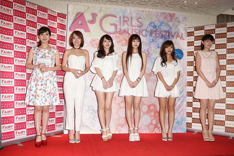 2009 年,韩国女团"少女时代"带着《gee》走进大家的视野!