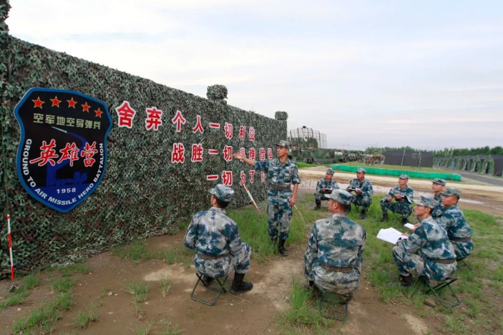 野外驻训曾经打下u2的他们特意把这些照片打包带上