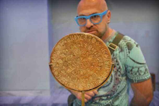 字符|克里特岛发现斐斯托斯圆盘，上面刻满“谜”一样字符，最后被破译