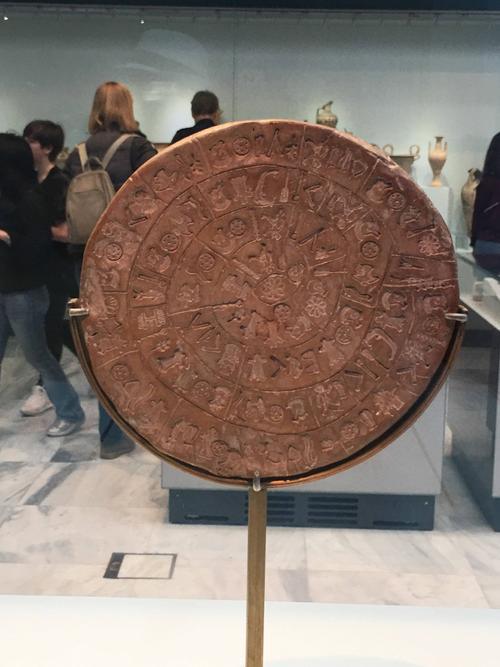 字符|克里特岛发现斐斯托斯圆盘，上面刻满“谜”一样字符，最后被破译