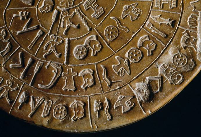 字符|克里特岛发现斐斯托斯圆盘，上面刻满“谜”一样字符，最后被破译