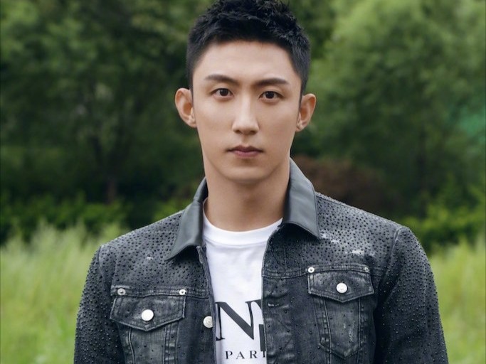 肖战|肖战搭黄景瑜拍新剧后，高调复工晒自拍，积压剧《狼殿下》将开播