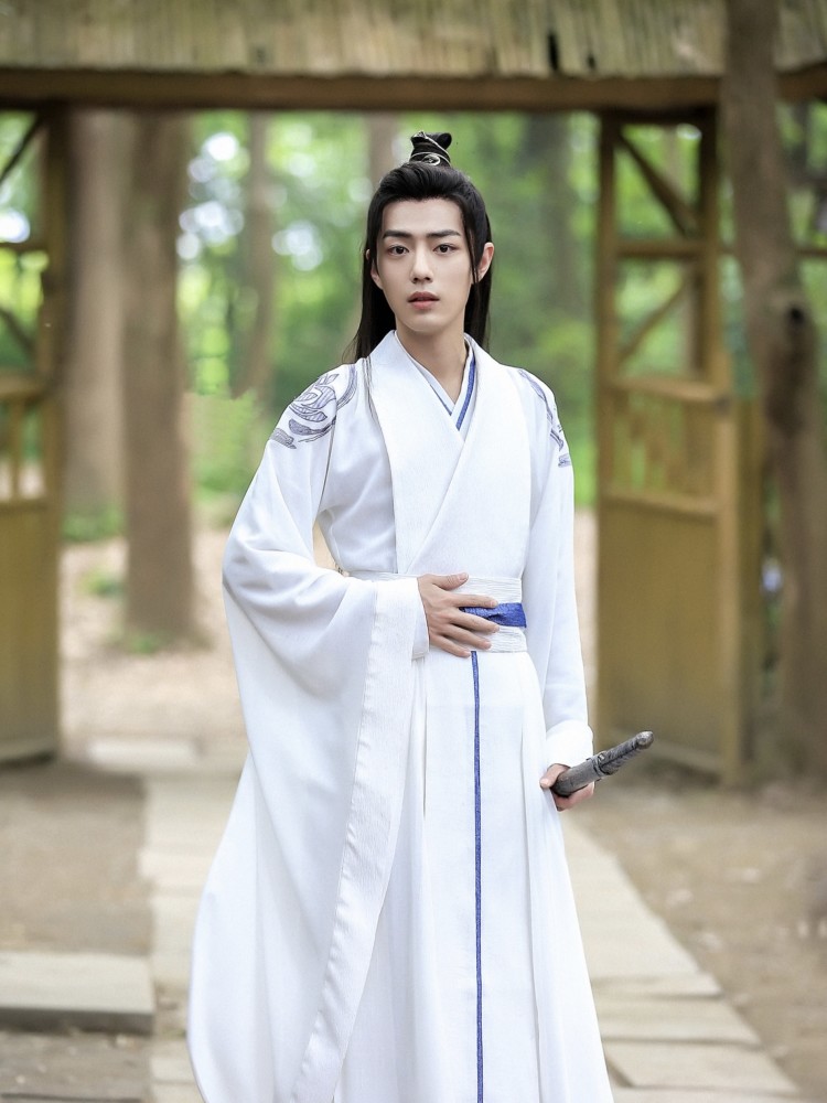 肖战|阳光少年肖战终于开始营业，七夕发自拍照强势回归，却发现意外惊喜