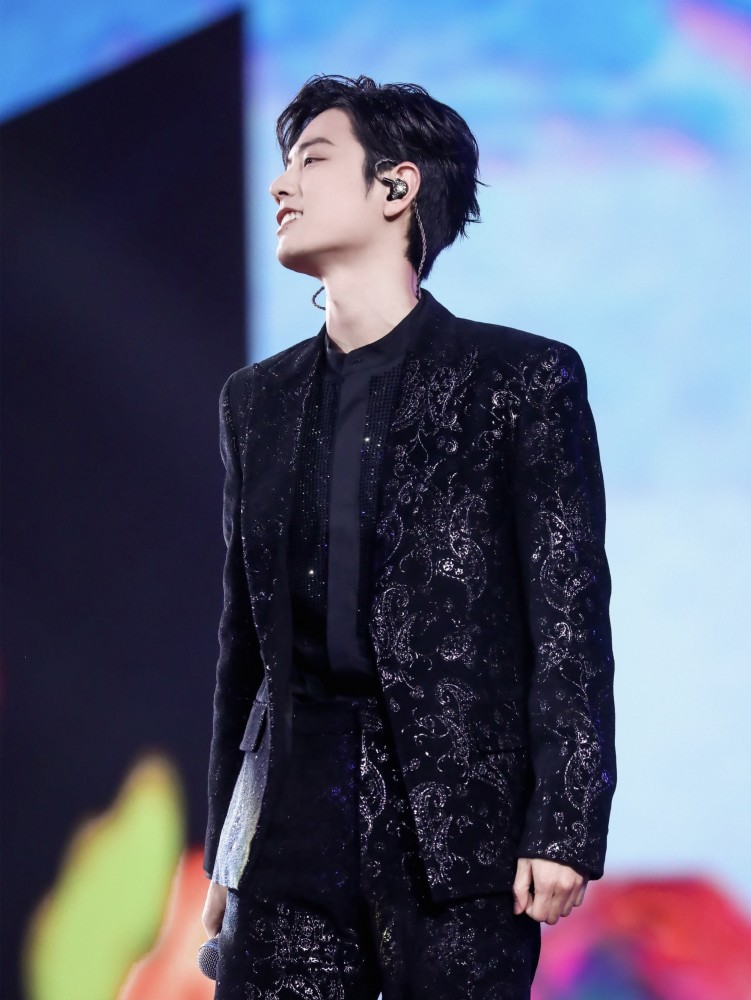 肖战|阳光少年肖战终于开始营业，七夕发自拍照强势回归，却发现意外惊喜