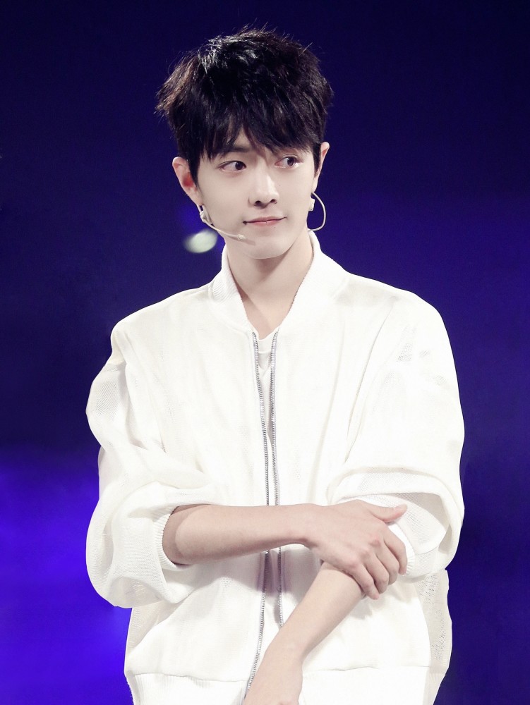 肖战|阳光少年肖战终于开始营业，七夕发自拍照强势回归，却发现意外惊喜