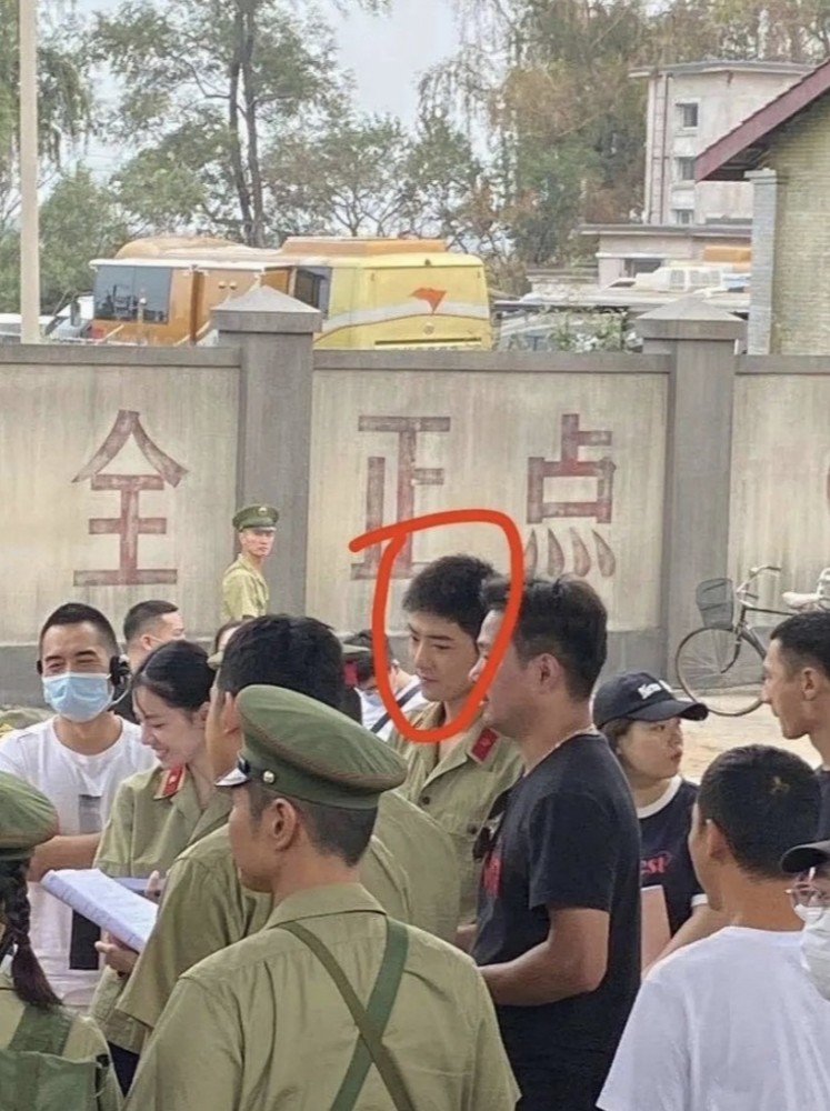 肖战|阳光少年肖战终于开始营业，七夕发自拍照强势回归，却发现意外惊喜