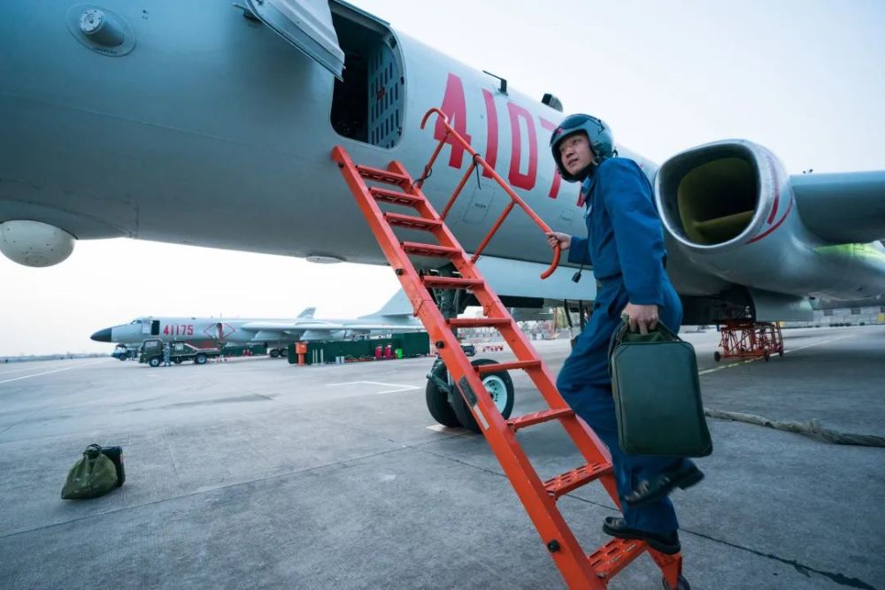 空军轰炸航空兵某师:"战神"加速换羽腾飞_腾讯新闻