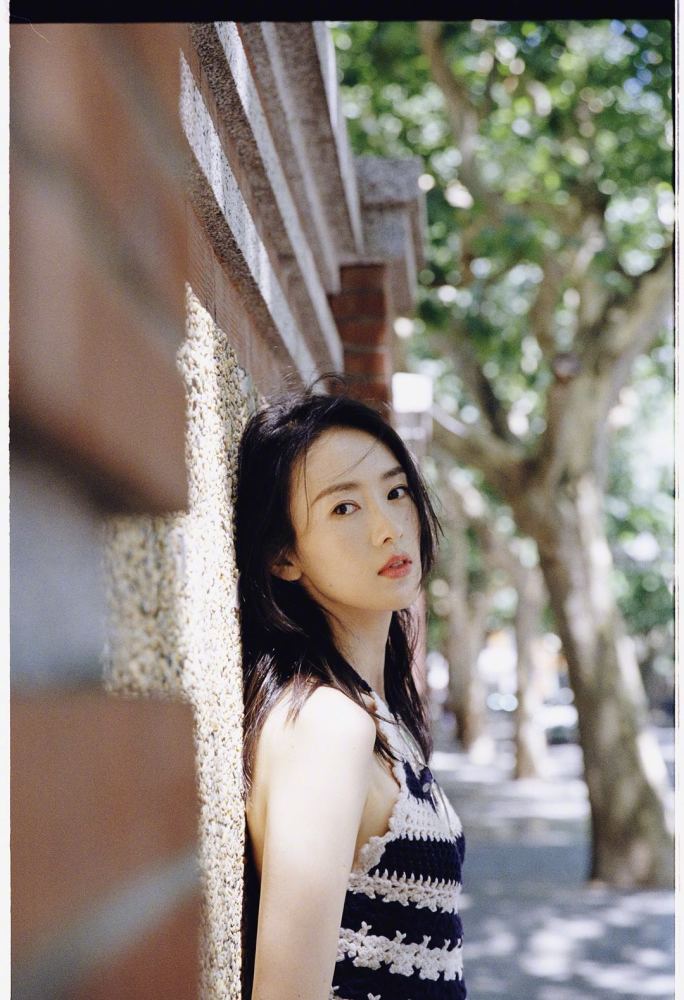 顾佳戏外穿搭来啦戴眼镜的她格外有气质网友人美演技好