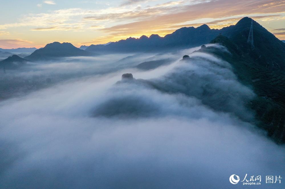 年8月25日,雨后清晨,河北省唐山市迁西县的董家口,游乡口长城云雾缥缈