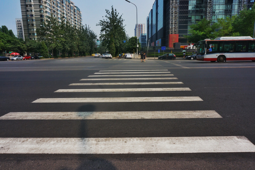 北京日报评论斑马线创新助力交通文明升级