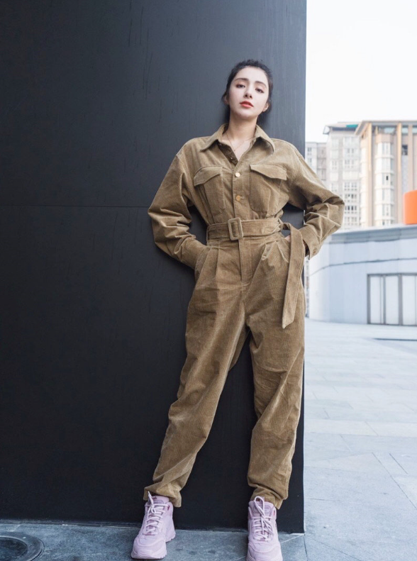 麦迪娜穿厚实连体装却被质疑驾驭不了像是穿了老公的衣服