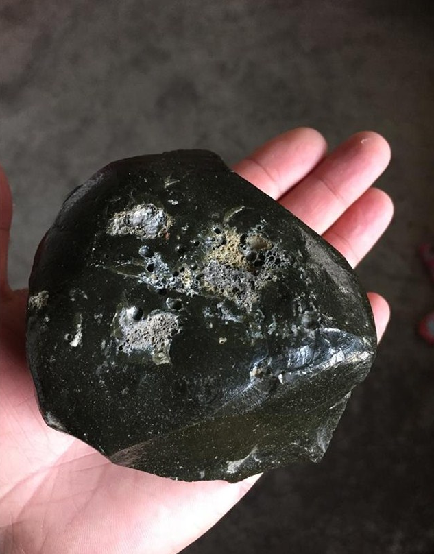 玻璃陨石|湛江野外有一种“雷公屎”你见过没？据说能卖到几千元一克