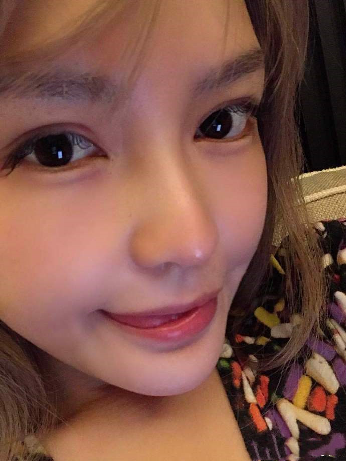 值得一提的是,周扬青这次还po出了一张素颜高清眼部特写,在没有化妆的