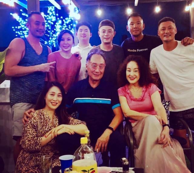 陈建州|霍建华带女儿聚会，陈建州拍照意外曝光小海豚正脸，和妈妈一模一样！