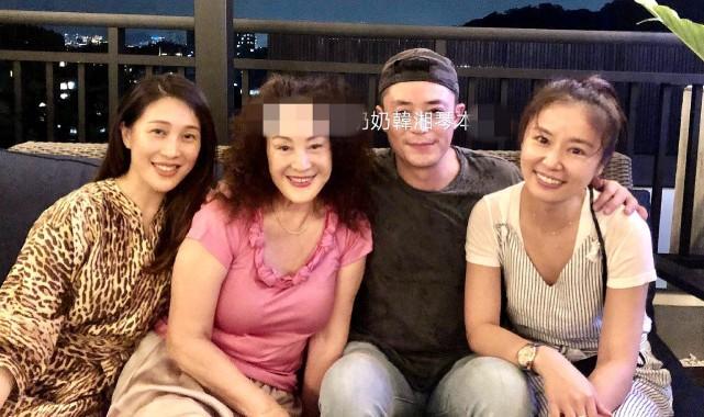 陈建州|霍建华带女儿聚会，陈建州拍照意外曝光小海豚正脸，和妈妈一模一样！