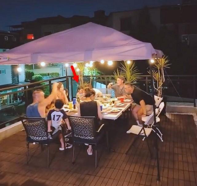 陈建州|霍建华带女儿聚会，陈建州拍照意外曝光小海豚正脸，和妈妈一模一样！