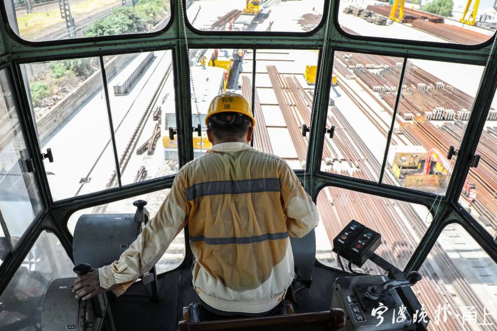 40的驾驶室四面见光宁波龙门吊司机20米高空展绝技