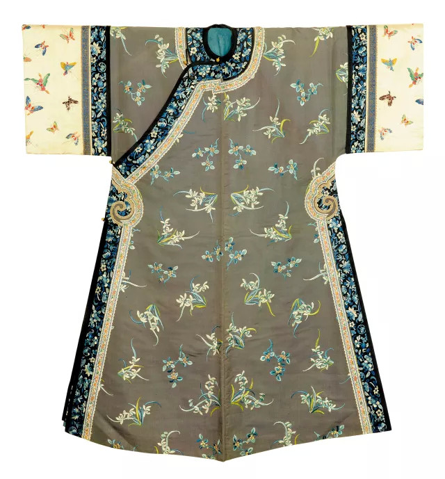 砖红地纳纱绣八团喜相逢吉服袍清代建立后,遵循传统政治文化,以满族