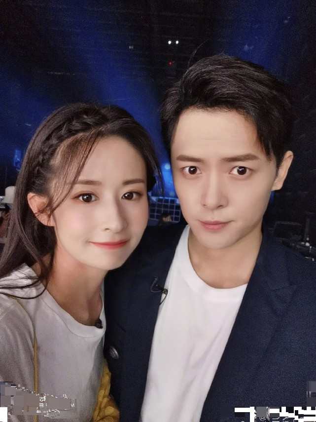 颖儿|颖儿深夜获老公小惊喜，付辛博送她超大束玫瑰花，婚后仍如热恋