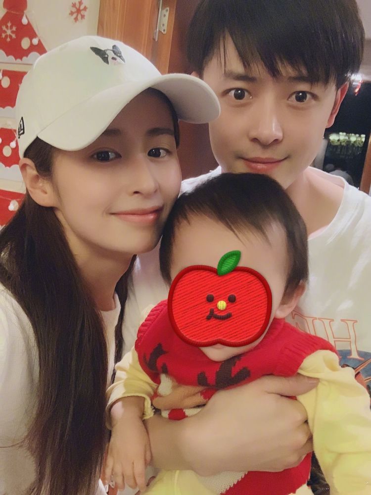 颖儿|颖儿深夜获老公小惊喜，付辛博送她超大束玫瑰花，婚后仍如热恋