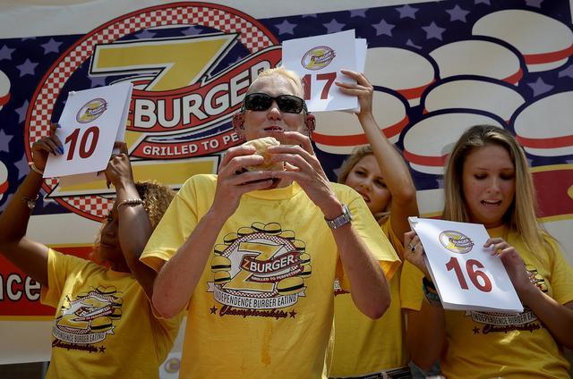 大胃王|3岁女孩被喂成70斤做吃播：无数“大胃王”背后，有多少以命换钱