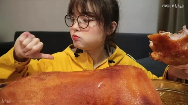 大胃王|3岁女孩被喂成70斤做吃播：无数“大胃王”背后，有多少以命换钱