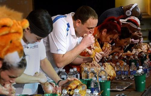 大胃王|3岁女孩被喂成70斤做吃播：无数“大胃王”背后，有多少以命换钱