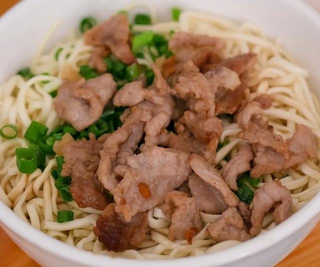 这家小店居然只卖2碗面,肉块超大有嚼劲,十几年的老味道