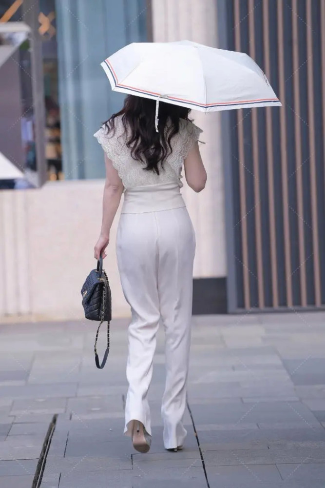 长发美女白色西裤配高跟鞋气质优雅