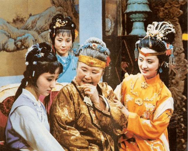 黛玉|黛玉进贾府，贾母哭了两次，一次夸张，一次真实，为何呢？