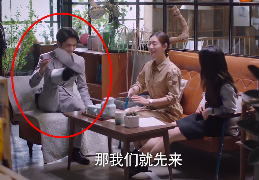 以家人之名|以家人之名：子秋去尖尖工作室，坐下时谁注意他的腿咋放的？弹幕热议