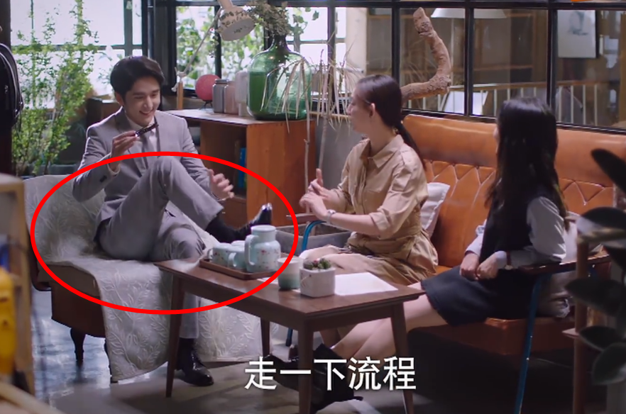 以家人之名|以家人之名：子秋去尖尖工作室，坐下时谁注意他的腿咋放的？弹幕热议