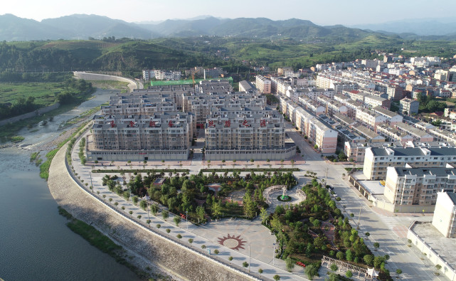 俯瞰陕西省石泉县池河镇西苑社区.新华社记者 邵瑞 摄