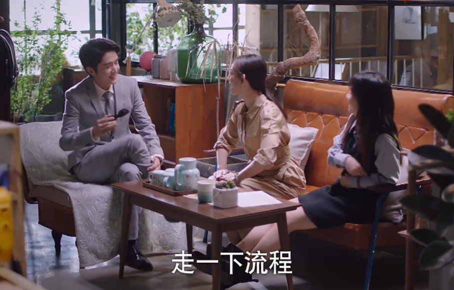 以家人之名|以家人之名：子秋去尖尖工作室，坐下时谁注意他的腿咋放的？弹幕热议